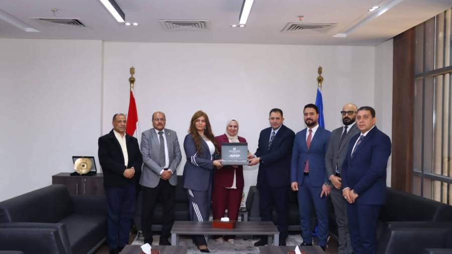 محافظ دمياط يشيد بمبادرة البنك الزراعي المصري" سكة خير" لتوزيع كوبونات للسلع الغذائية على الأسر الأكثر احتياجًا 