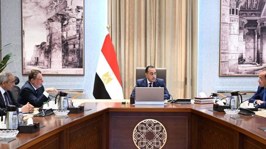 رئيس الوزراء يجتمع مع محافظ البنك المركزي ووزير المالية لاستعراض عددٍ من الملفات