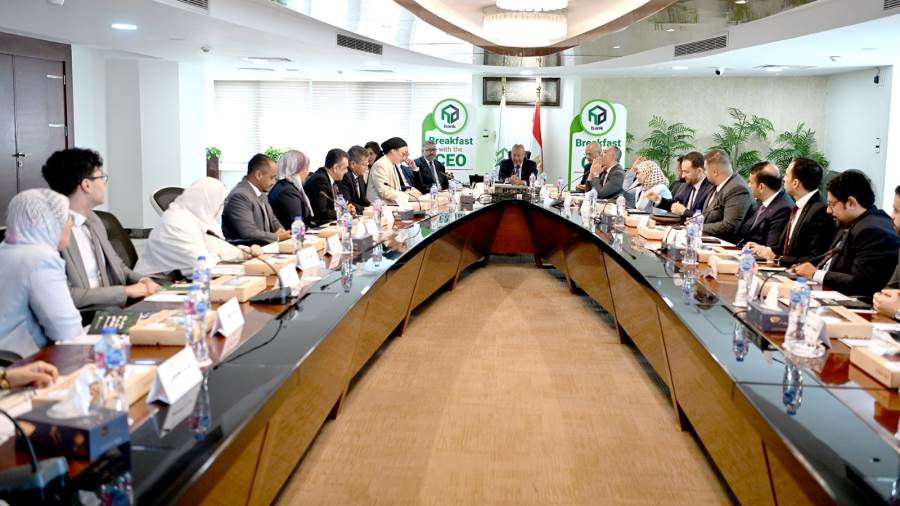 يحيى أبو الفتوح يلتقي العاملين في أولى اللقاءات الدورية لدعم التطوير المؤسسي ببنك التعمير والإسكان يحيى أبو الفتوح يلتقي العاملين في أولى اللقاءات الدورية لدعم التطوير المؤسسي ببنك التعمير والإسكان