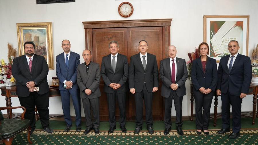 اثناء توقيع البروتوكول