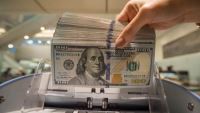 الدولار يتراجع خلال تعاملات اليوم ويفقد 6 قروش مسجلا مستوى سعر 53.61 جنيه للبيع بالبنك الأهلي المصري