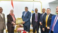 البنك الزراعي المصري يسلم 1400 كوبون شراء للمواد الغذائية للأسر الأولى بمحافظة قنا