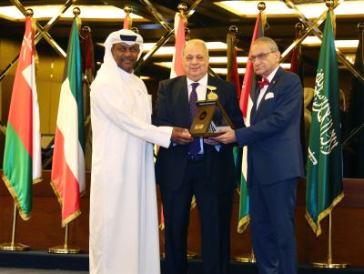 رئيس بنك الاتحاد الوطني يحصل على وسام الإستحقاق الذهبي