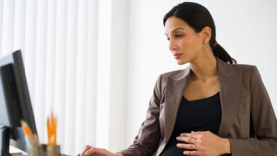 بنـك يمنع الموظفات من الحمل بدون «إذن مسبق» من المدير