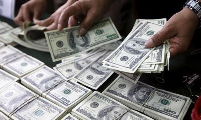 حصة الدولار بالاحتياطيات العالمية قرب أدنى مستوى بـ5 سنوات