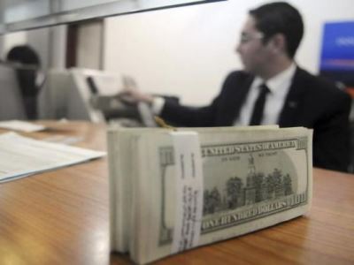 الدولار يتراجع لأدنى مستوى في عامين أمام الجنيه المصري