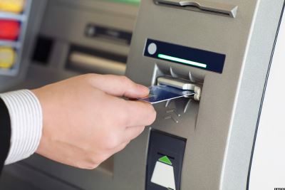7 بنوك تتيح خدمة السحب والإيداع عبر ماكينات الـ ATM بدون حساب أو كارت