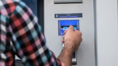 ماكينة صراف آلي تلقي النقود على الأرض.. وتدخل سريع من بنك الإسكندرية