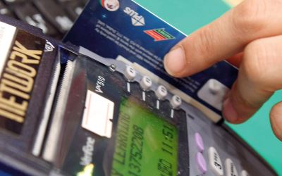 المركزي الإماراتي يدرس تعديل ضوابط إصدار البطاقات المدفوعة مسبقاً