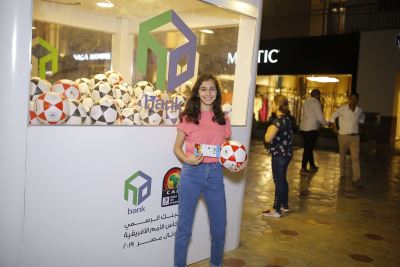 صور| التعمير والإسكان يسلم تذاكر مباراة مصر وجنوب أفريقيا مجانا لزوار معرضه بكايرو فيستيفال سيتي