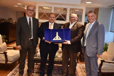 جامعة عين شمس تكرم رئيس مجلس إدارة البنك الأهلي المصري