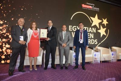 منتدي المرأة المصرية يختار «نور الزيني» نموذجا لقصص نجاح السيدات ويمنحها قلادة المرأة المصرية 2019