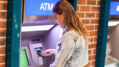 البنك المركزي يوضح حقيقة إلغاء رسوم السحب من ماكينات الصراف الآلي