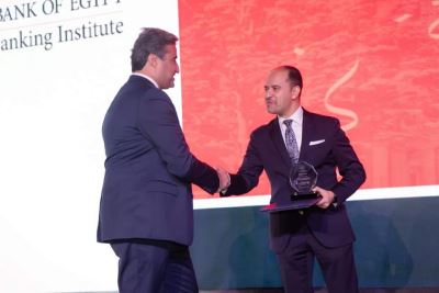 "المركزي" يكرم "عمروالألفي" رئيس قطاعات الأعمال ببنك الكويت الوطني في حفل تخريج القادة