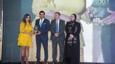 روماني حافظ يتسلم درع قمة الأفضل من وزير الأعمال العام