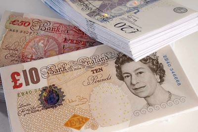 الإسترليني يفقد بعضًا من مكاسبه ولكنه يظل فوق مستوى 1.30 دولار