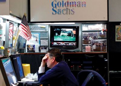 جولدمان ساكس يخفض توقعه لسعر برنت في الربع الثاني إلى 20 دولارا للبرميل