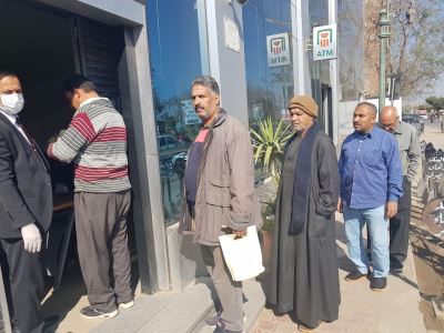 صور| إلتزام عملاء البنك الأهلي المصري في أول يوم لبيع شهادات الـ 15%