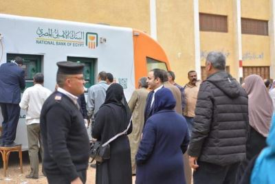 صور| البنك الأهلي المصري يتيح ماكينات صرف آلي متحركة للتخفيف علي العملاء