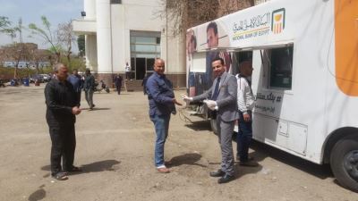 صور| البنك الأهلي المصري يواصل توفير الصراف الآلي المتنقل لتلبية احتياجات العملاء