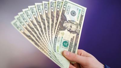 استقرار سعر الدولار في 34  بنكاً بمستهل تعاملات اليوم الإثنين