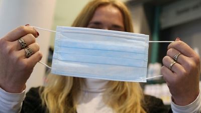 بنك بلوم يلزم عملائه بضرورة ارتداء الكمامات للتعامل داخل الفروع