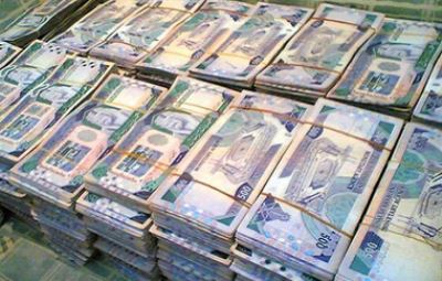 القبض على 10 أشخاص حولوا 100 مليون ريال إلى حسابات بنكية خارج المملكة العربيه السعوديه