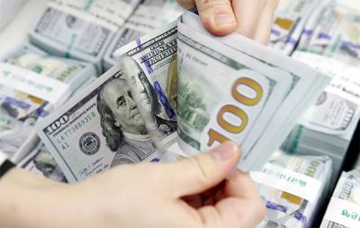 استقرار سعر الدولار في 28 بنكًا بمستهل تعاملات اليوم الإثنين