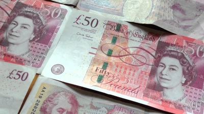 تراجع الاسترليني أمام الدولار واليورو وسط شكوك بشأن تمويل خطة انفاق