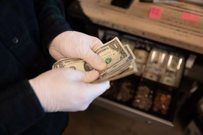 الدولار يواصل انخفاضه أمام الجنيه ويفقد 14 قرشًا في 5 أيام