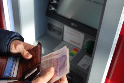 تخرج ضعف المبلغ المطلوب.. ماكينة ATM تتعامل بسخاء مع عملائها