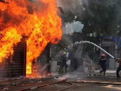 اشعال النيران في جمعية مصارف لبنان إثر احتجاجات على انفجار بيروت