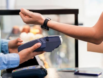 أسورة الدفع الإلكترونية الآن في 3 بنوك مصرية.. المزايا والتفاصيل