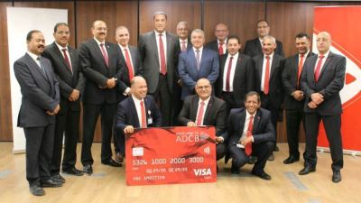 أبوظبي التجاري - مصر يكرم أبناء موظفيه لتخرجهم من المدارس «صور»