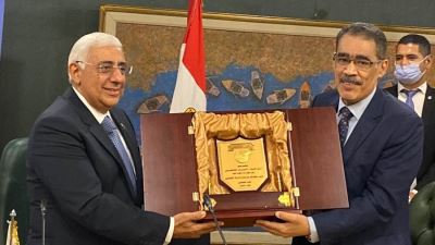 «الصحفيين» تمنح رئيس المصرف المتحد درع النقابة تكريمًا لمجهوداته