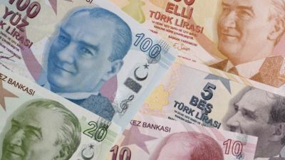 الليرة التركية تواصل تراجعها أمام الدولار وقيمتها تنخفض 30% منذ بداية العام