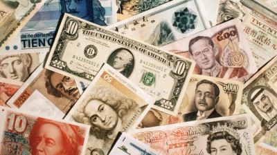 أسعار العملات اليوم الإثنين: تباين اليورو والإسترليني واستقرار الريال السعودي