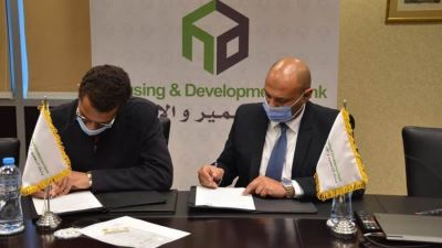 بنك التعمير والإسكان يمنح أحد الطلاب منحة دراسية بجامعة النيل