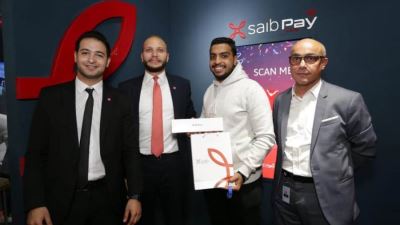 بنك saib يسلم الجائزة للفائز بـ«آبل واتش» ضمن فعاليات 2020 Cairo ICT