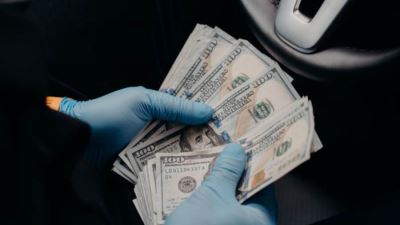 الدولار يتراجع لأدنى مستوياته في عامين.. وتوقعات بانخفاضه خلال 2021