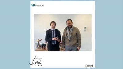 بنك ABC يسلم جائزة «وديعة المليونير» للفائز في السحب الدوري الرابع