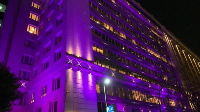 بنك QNB يضيء مقره الرئيس باللون البنفسجي احتفالاً باليوم العالمي للمرأة