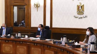 رئيس الوزراء يستعرض مع محافظ البنك المركزي مبادرات دعم الاقتصاد