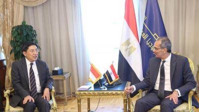 وزير الاتصالات يلتقي سفير سنغافورة لبحث تعزيز التعاون في المجالات المشتركة