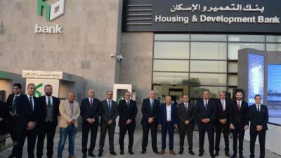 بنك التعمير والإسكان يسلم الفائز الأول في السحب على حسابات التوفير  سيارة مرسيدس A180