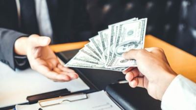 ارتفاع الدولار والذهب عالميا.. وقطاع التكنولوجيا يقود خسائر الأسهم الأمريكية 