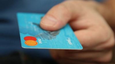 اسأل بنكي: ما الفارق بين بطاقات الائتمان والخصم المباشر والمدفوعة مقدمًا؟