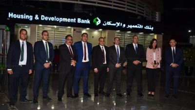 التعمير والإسكان يحتفل بتسليم الفائز الثاني بسحب حسابات التوفير سيارة مرسيدس A180