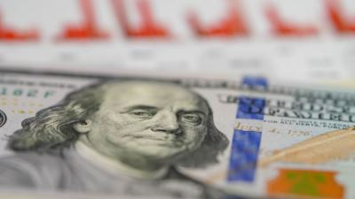 الأسهم الأمريكية تسجل أول خسارة شهرية لها منذ يناير.. والبنوك المركزية تشدد السياسة النقدية