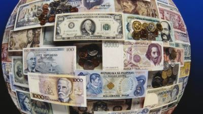 أسعار العملات اليوم الخميس: تباين اليورو والإسترليني واستقرار الريال السعودي 